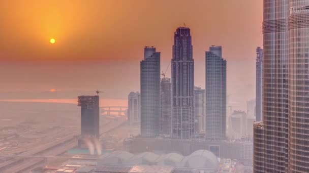 Dubai şehir merkezindeki gökdelenlerin muhteşem gün doğumu havadan görünümü sabah saatinde, Dubai, Birleşik Arap Emirlikleri — Stok video