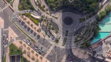 Zaman atlamalı yoğun trafik ve gökdelenler ile Dubai şehir caddesi.