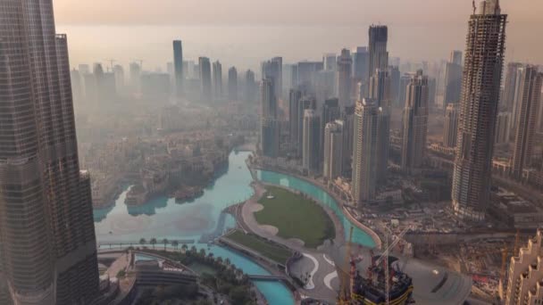 Verbazingwekkende luchtfoto van Dubai Downtown wolkenkrabbers timelapse, Dubai, Verenigde Arabische Emiraten — Stockvideo