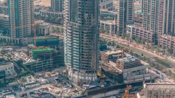 Edificio en construcción de gran altura con grúa de construcción amarilla en Dubai timelapse — Vídeo de stock