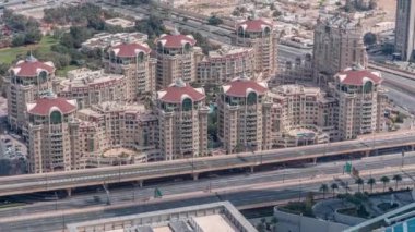 Dubai şehir merkezinde akşam zaman atlamalı karayolu kavşak havadan görünümü.