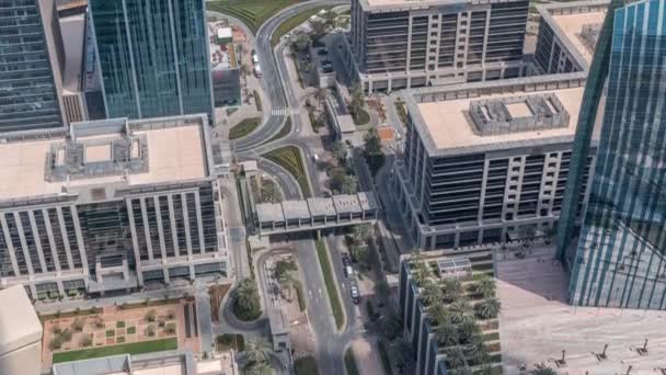 Zaman atlamalı yoğun trafik ve ofis binaları ile Dubai şehir caddesi. — Stok video