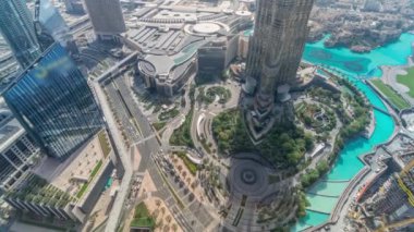 Zaman atlamalı yoğun trafik ve gökdelenler ile Dubai şehir caddesi.