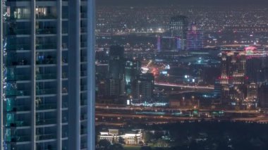 Tipik eski ve modern binalar gece timelapse ile mahalle Zabeel ve Dubai dere havadan görünümü.