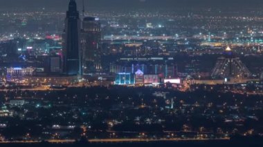 Tipik eski ve modern binalar gece timelapse ile mahalle Zabeel ve Dubai dere havadan görünümü.