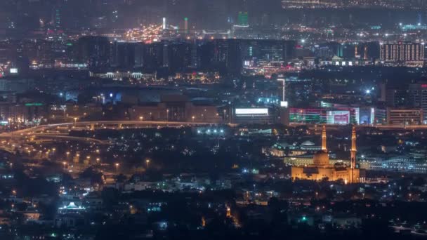 Luchtfoto van de buurt Zabeel en Dubai Creek met typische oude en moderne gebouwen Night timelapse. — Stockvideo