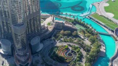 Dubai şehir timelapse çeşme ve trafik ile en yüksek gökdelen in girişinde yakın daire