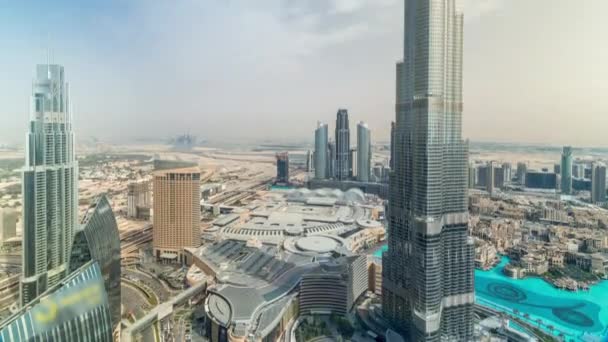 Paniramic látképe Dubai belvárosában plázával, szökőkutakkal és Burj Khalifa légi TimeLapse — Stock videók