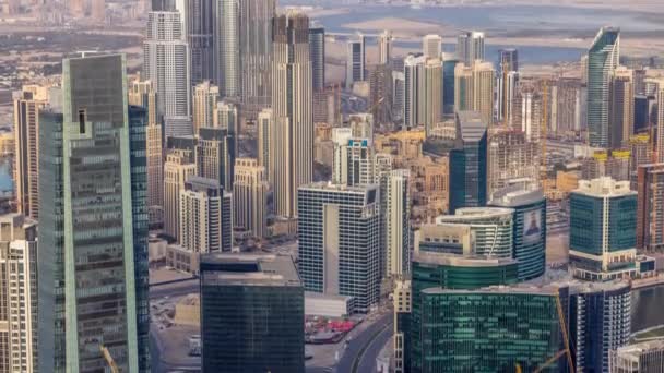 Panorama-Luftaufnahme von Business Bay Towers in Dubai im Zeitraffer am Abend. — Stockvideo