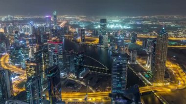 Dubai gece zaman atlamalı iş bölümü kuleleri Panoramik havadan görünümü.