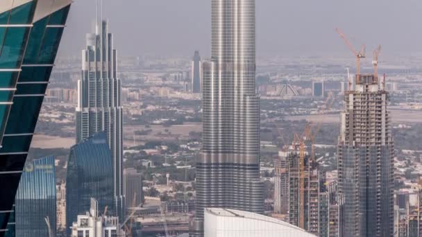 Vista aérea panorámica de las torres del centro de la ciudad desde la bahía de negocios en Dubai en el timelapse de la noche . — Vídeo de stock