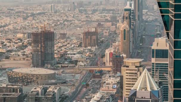 Rascacielos en Sheikh Zayed Road y timelapse aéreo DIFC en Dubai, EAU . — Vídeos de Stock