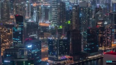 Dubai gece zaman atlamalı iş bölümü kuleleri Panoramik havadan görünümü.