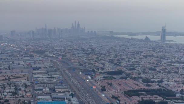Widok z lotu ptaka na drogę Sheikh Zayed Road i skrzyżowanie dzień do nocy timelapse, Dubai, Zjednoczone Emiraty Arabskie — Wideo stockowe