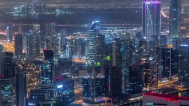Dubai gece zaman atlamalı iş bölümü kuleleri Panoramik havadan görünümü.