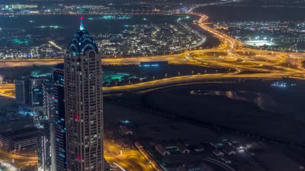 Vista aérea panorâmica de torres de baía de negócios em Dubai timelapse noite . — Vídeo de Stock