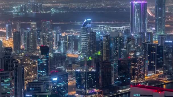 Vista aérea panorámica de las torres de la bahía de negocios en Dubai noche timelapse . — Vídeo de stock