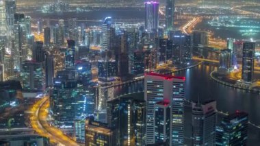 Dubai gece zaman atlamalı iş bölümü kuleleri Panoramik havadan görünümü.
