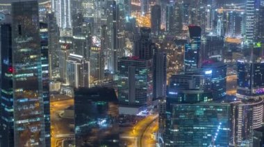 Dubai gece zaman atlamalı iş bölümü kuleleri Panoramik havadan görünümü.