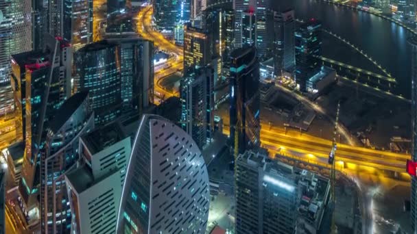 Панорамний вид на вежі бізнес-Бей в Дубаї вночі. — стокове відео