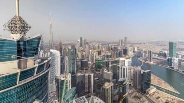 Vista aerea panoramica delle torri business bay a Dubai a timelapse sera . — Video Stock