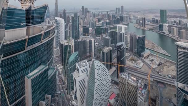 Vista aérea panorâmica de torres de baía de negócios em Dubai dia a noite timelapse . — Vídeo de Stock