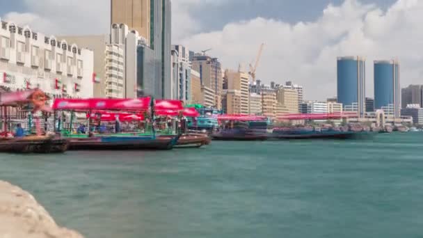 Een water taxi boot station in Deira timelapse. — Stockvideo