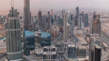 Dubai Downtown silueti fütüristik cityscape birçok gökdelenler ve Burj Khalifa hava timelapse ile.