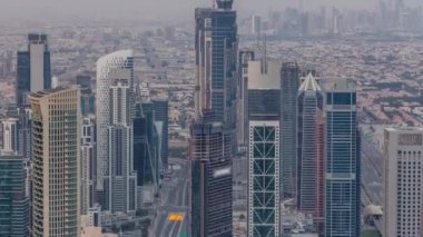 Dubai Downtown silueti fütüristik cityscape birçok gökdelenler ve Burj Khalifa hava timelapse ile.