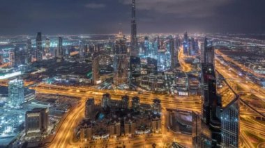 Dubai Downtown silueti fütüristik cityscape birçok gökdelenler ve Burj Khalifa hava gece gündüz timelapse ile.