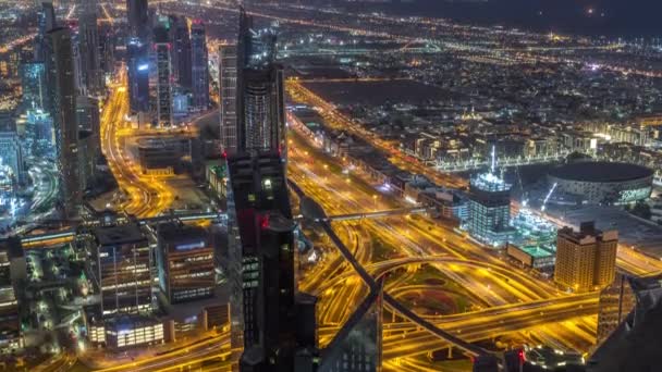 V Dubaji se nachází futuristická panoráma s mnoha mrakodrapy a vzdušný večer v den. — Stock video
