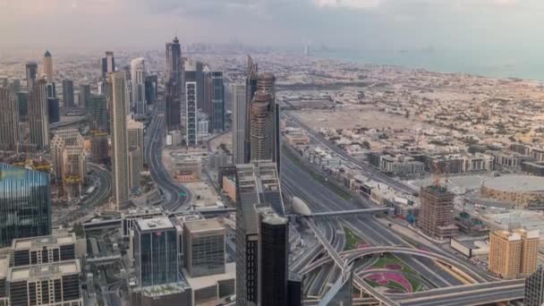 Dubai Centro skyline paisaje urbano futurista con muchos rascacielos y Burj Khalifa timelapse aéreo . — Vídeo de stock