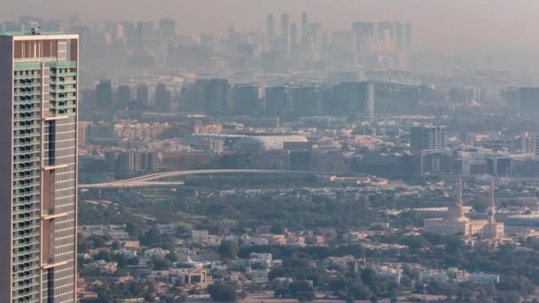 Aerial utsikt över grannskapet Deira och Dubaiviken med typiska gamla och moderna byggnader Timelapse. — Stockvideo