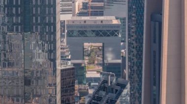 Modern gökdelenler timelapse ile Dubai Uluslararası Finans Merkezi ilçe