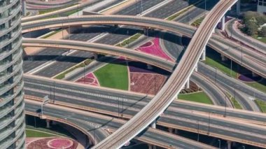Dubai şehir merkezinde otoyol kavşak havadan görünümü timelapse.