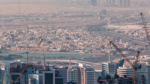 Dubai'de bir şantiye ve otoyol timelapse trafik ile Business Bay alanının havadan görünümü. — Stok video