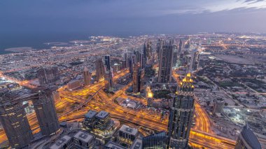 Gün doğumundan önce Dubai şehir merkezinde gece saati. Kuleler ve gökdelenler ile havadan görünüm