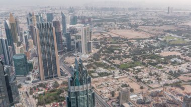 Gün doğumundan sonra sabah saatlerinde Dubai şehir merkezi. Kuleler ve gökdelenler ile havadan görünüm