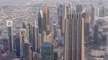 Gün doğumundan sonra sabah saatlerinde Dubai şehir merkezi. Kuleler ve gökdelenler ile havadan görünüm