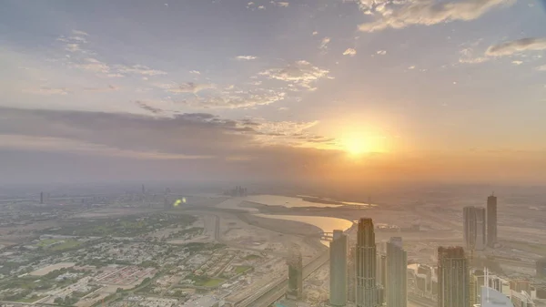 Centro de Dubái por la mañana timelapse durante el amanecer. Vista aérea con torres y rascacielos — Foto de Stock