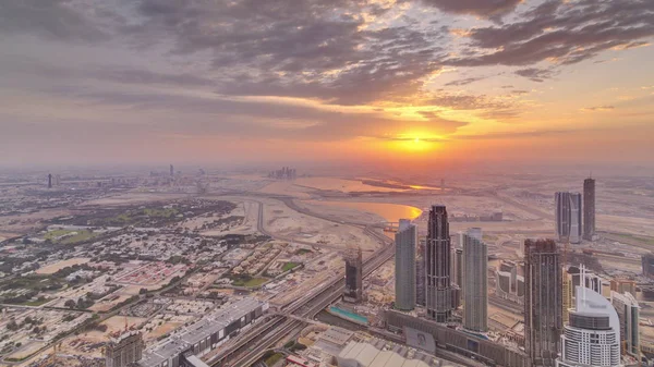 Downtown of Dubai no horário da manhã durante o nascer do sol. Vista aérea com torres e arranha-céus — Fotografia de Stock