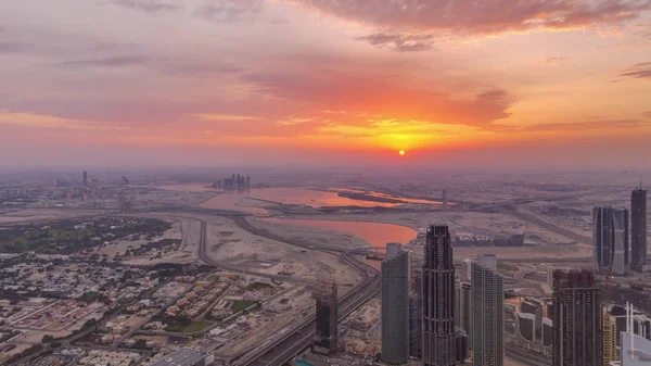 Innenstadt von Dubai am Morgen Zeitraffer während des Sonnenaufgangs. Luftaufnahme mit Türmen und Wolkenkratzern — Stockfoto