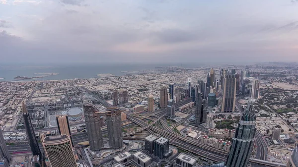 Downtown of Dubai noite a dia timelapse antes do nascer do sol. Vista aérea com torres e arranha-céus — Fotografia de Stock