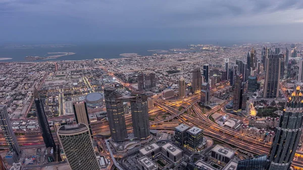 Centro de Dubái noche a día timelapse antes del amanecer. Vista aérea con torres y rascacielos — Foto de Stock