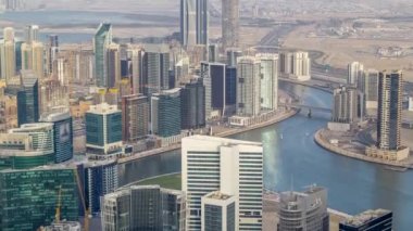 Dubai'deki iş bölümü kulelerinin panoramik havadan görünümü.