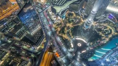 Zaman atlamalı yoğun trafik ve gökdelenler ile Dubai şehir caddesi.