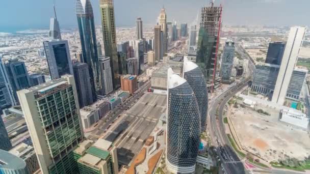 Vista del horizonte de los edificios de Sheikh Zayed Road y el timelapse aéreo DIFC en Dubai, Emiratos Árabes Unidos . — Vídeo de stock