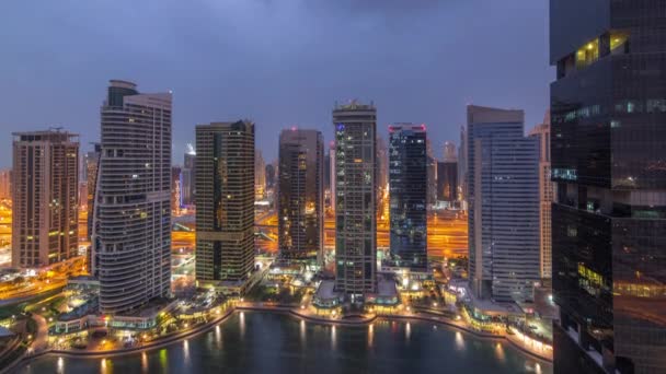 Dubai'de Jumeirah göl kuleleri ilçe gece timelapse konut ve ofis binaları — Stok video