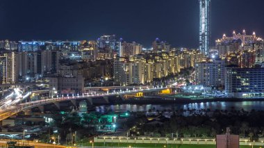 Palm Jumeirah Karayolu köprü hava gece timelapse. Dubai, Birleşik Arap Emirlikleri