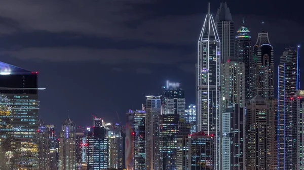 Dubai Media City con edificios modernos timelapse noche aérea, Emiratos Árabes Unidos —  Fotos de Stock